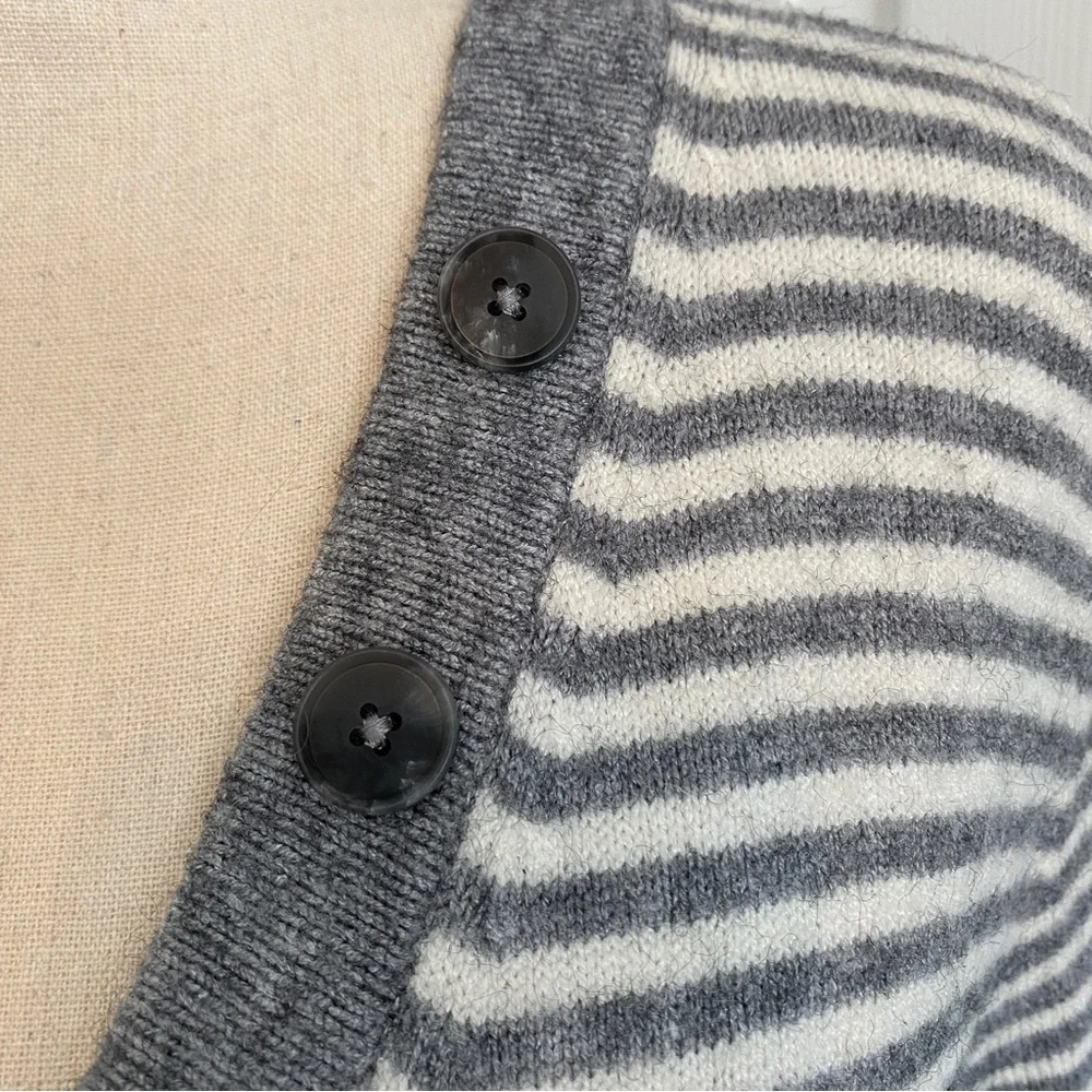 Anthropologie v-neck grey & white stripe sweater Sz S (b6)